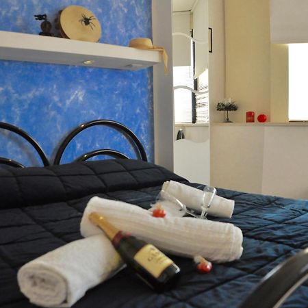 Lo Specchio Del Salento Bed & Breakfast Лече Екстериор снимка