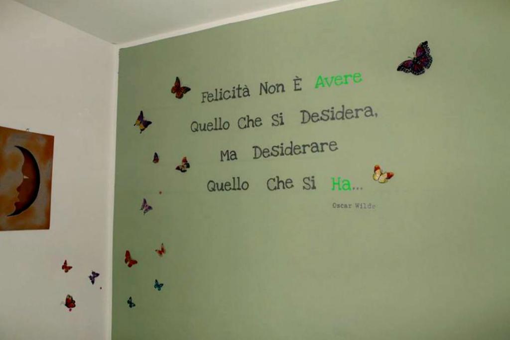 Lo Specchio Del Salento Bed & Breakfast Лече Стая снимка