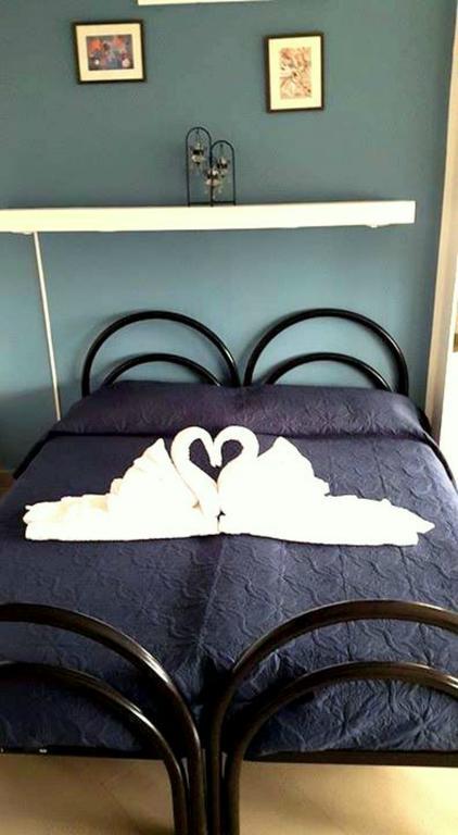 Lo Specchio Del Salento Bed & Breakfast Лече Стая снимка