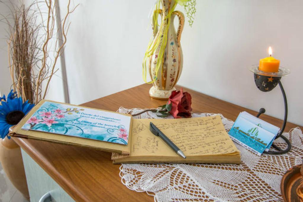 Lo Specchio Del Salento Bed & Breakfast Лече Стая снимка