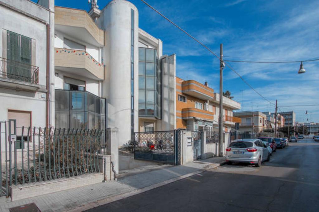 Lo Specchio Del Salento Bed & Breakfast Лече Екстериор снимка