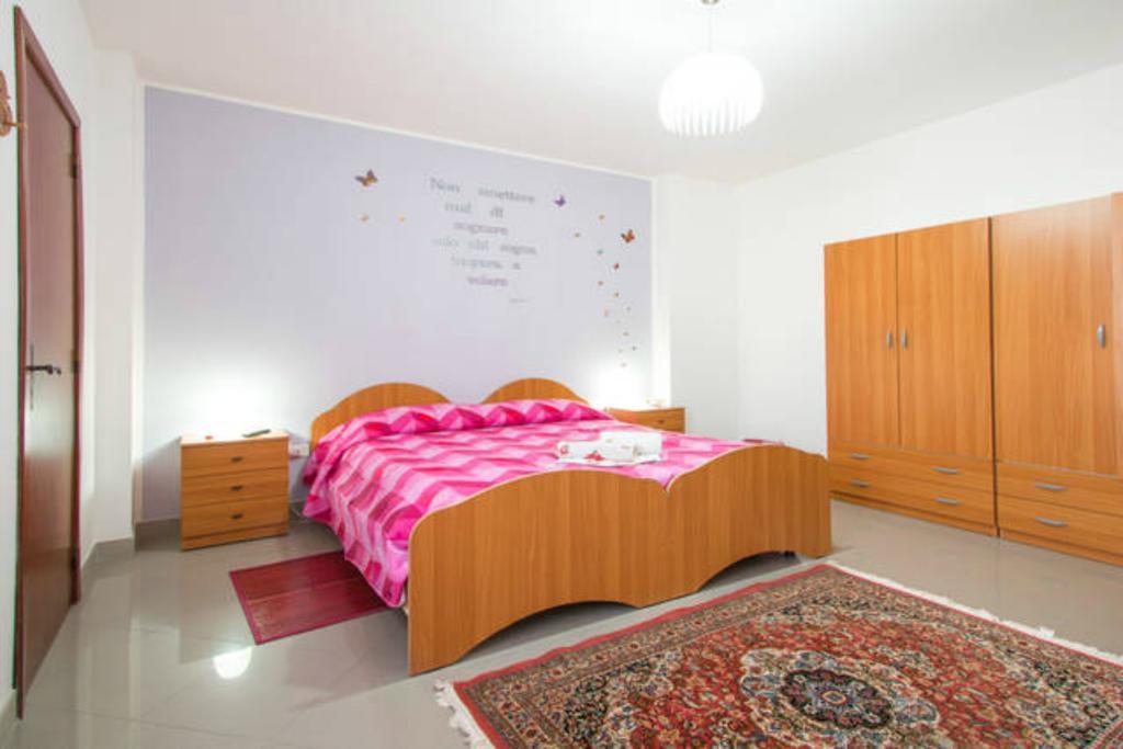 Lo Specchio Del Salento Bed & Breakfast Лече Стая снимка