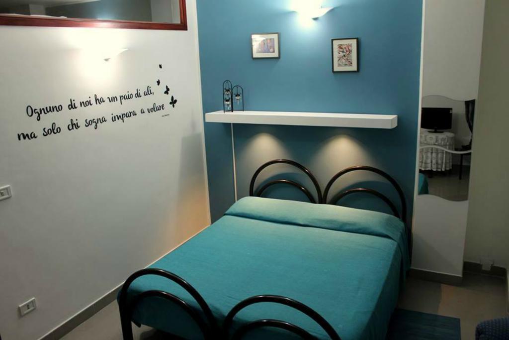 Lo Specchio Del Salento Bed & Breakfast Лече Стая снимка
