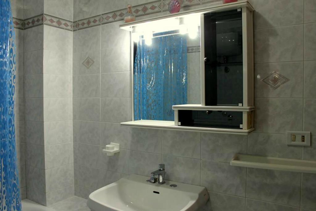 Lo Specchio Del Salento Bed & Breakfast Лече Екстериор снимка