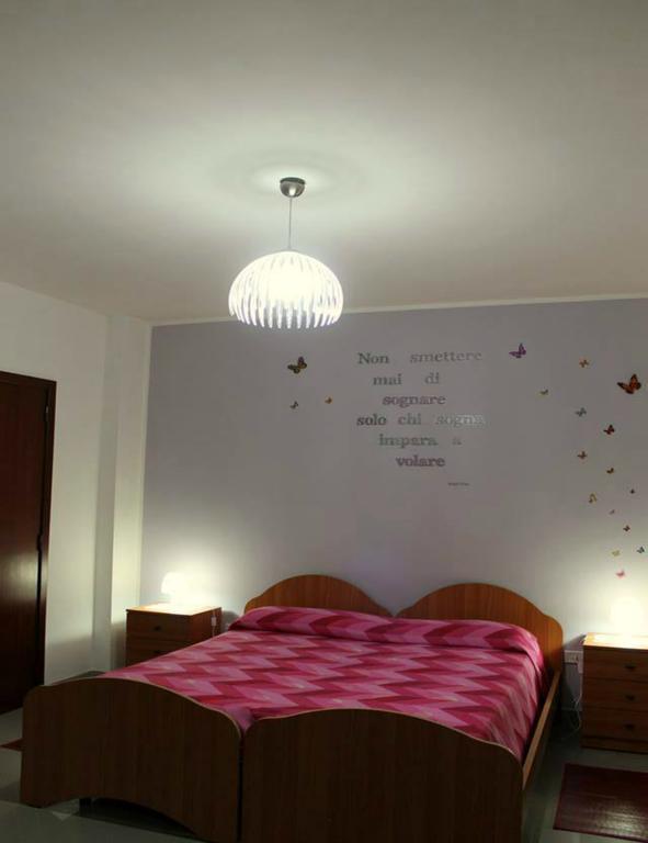 Lo Specchio Del Salento Bed & Breakfast Лече Стая снимка