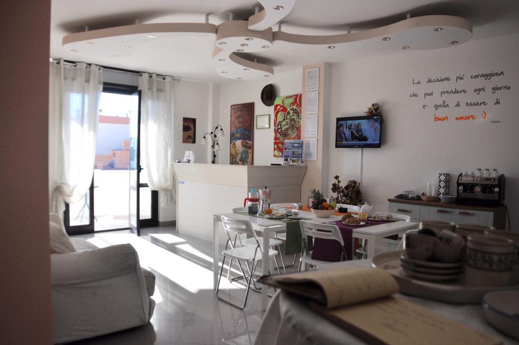Lo Specchio Del Salento Bed & Breakfast Лече Екстериор снимка