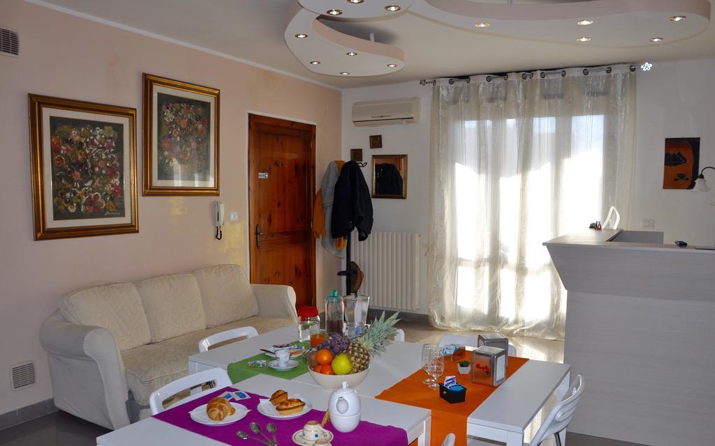 Lo Specchio Del Salento Bed & Breakfast Лече Екстериор снимка