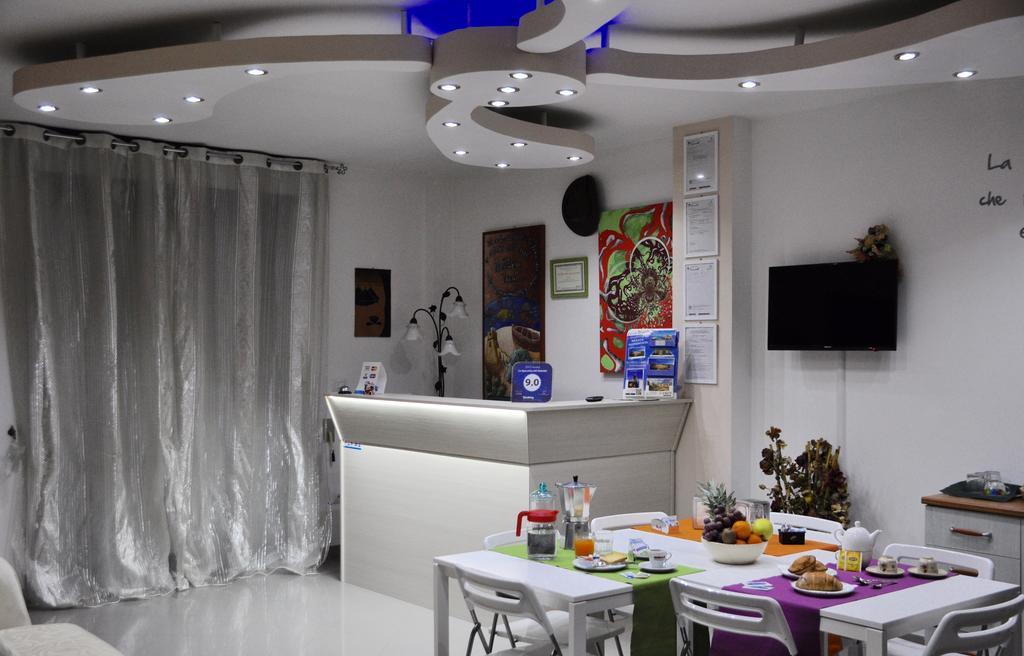 Lo Specchio Del Salento Bed & Breakfast Лече Екстериор снимка