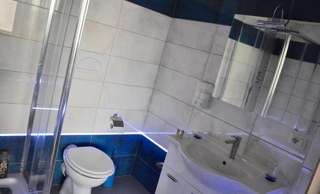 Lo Specchio Del Salento Bed & Breakfast Лече Екстериор снимка