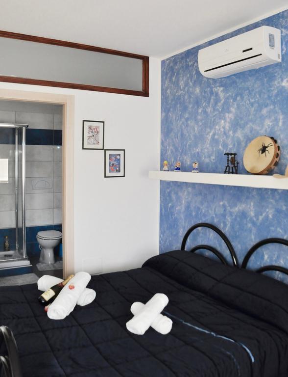 Lo Specchio Del Salento Bed & Breakfast Лече Екстериор снимка