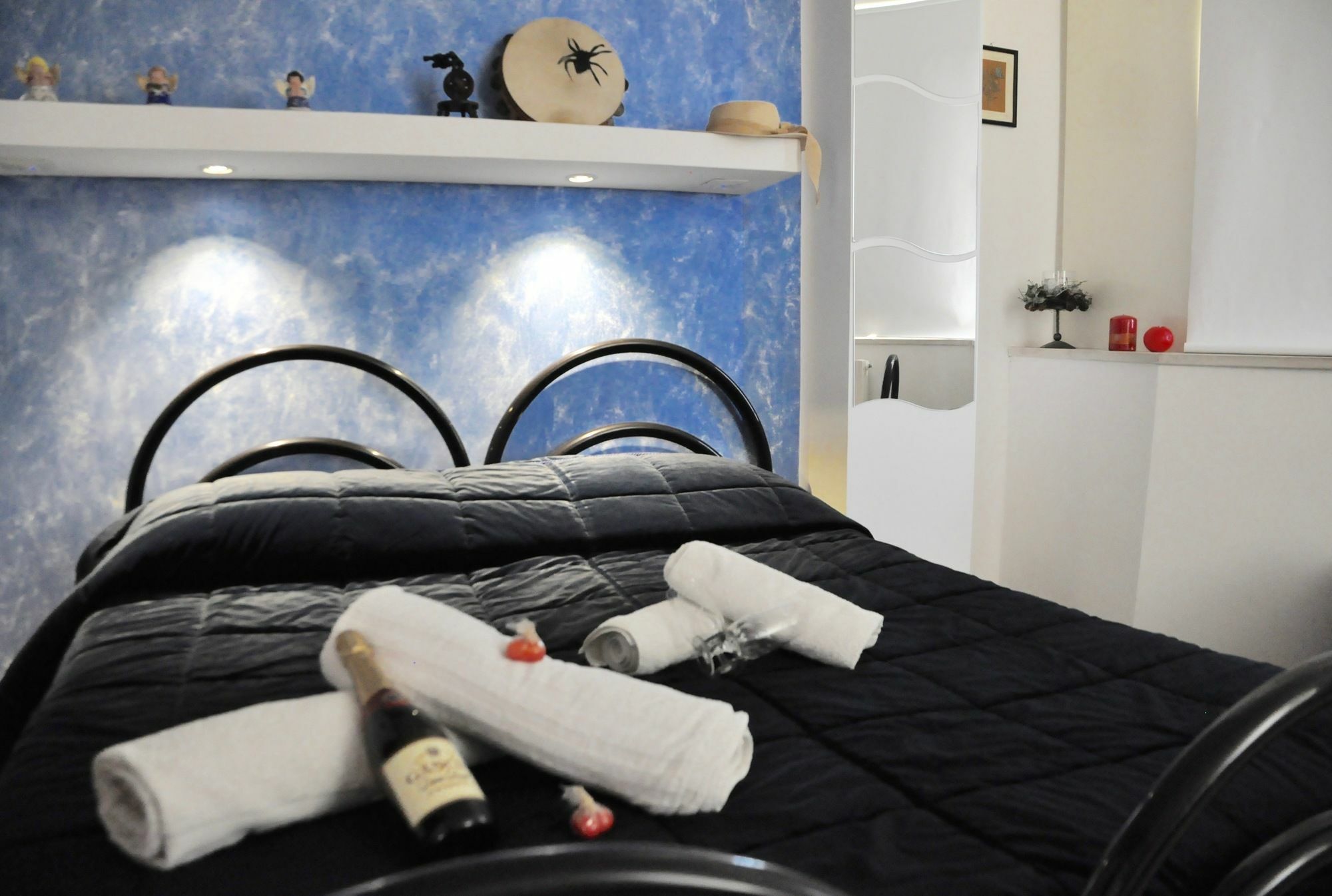 Lo Specchio Del Salento Bed & Breakfast Лече Екстериор снимка
